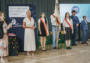 Zdjęcie grupowe uczniów, nauczycieli i rodziców