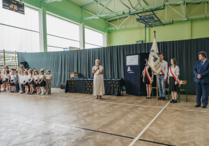 Zdjęcie grupowe uczniów, nauczycieli i rodziców