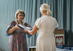 Zdjęcie grupowe uczniów, nauczycieli i rodziców