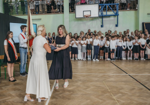 Zdjęcie grupowe uczniów, nauczycieli i rodziców