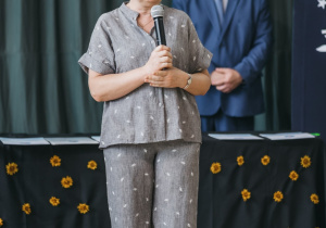 Zdjęcie grupowe uczniów, nauczycieli i rodziców