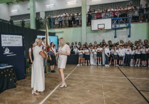 Zdjęcie grupowe uczniów, nauczycieli i rodziców