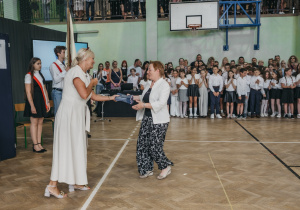 Zdjęcie grupowe uczniów, nauczycieli i rodziców