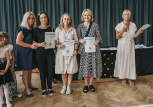 Zdjęcie grupowe uczniów, nauczycieli i rodziców