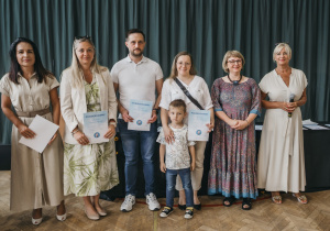 Zdjęcie grupowe uczniów, nauczycieli i rodziców