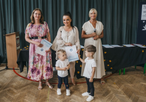 Zdjęcie grupowe uczniów, nauczycieli i rodziców