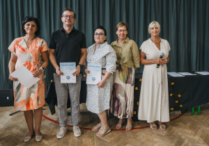 Zdjęcie grupowe uczniów, nauczycieli i rodziców