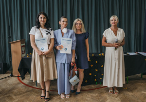 Zdjęcie grupowe uczniów, nauczycieli i rodziców