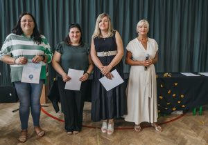 Zdjęcie grupowe uczniów, nauczycieli i rodziców