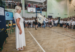 Zdjęcie grupowe uczniów, nauczycieli i rodziców