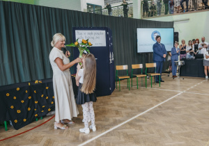 Zdjęcie grupowe uczniów, nauczycieli i rodziców