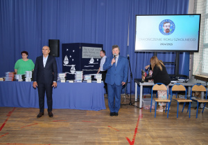 Zdjęcie grupowe uczniów i nauczycieli