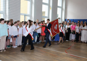 Zdjęcie grupowe uczniów i nauczycieli