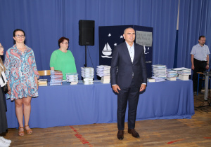 Zdjęcie grupowe uczniów i nauczycieli