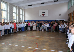 Zdjęcie grupowe uczniów i nauczycieli