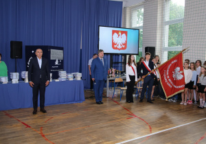 Zdjęcie grupowe uczniów i nauczycieli
