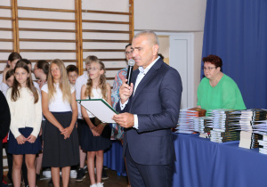 Zdjęcie grupowe uczniów i nauczycieli