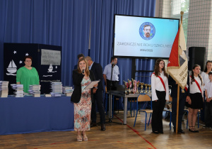 Zdjęcie grupowe uczniów i nauczycieli