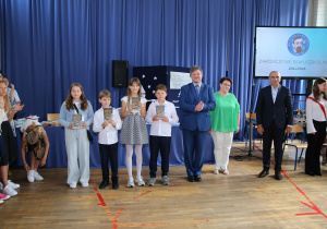 Zdjęcie grupowe uczniów i nauczycieli