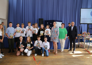 Zdjęcie grupowe uczniów i nauczycieli