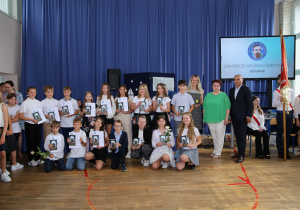 Zdjęcie grupowe uczniów i nauczycieli