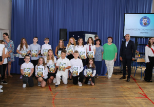 Zdjęcie grupowe uczniów i nauczycieli