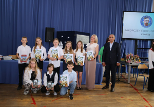 Zdjęcie grupowe uczniów i nauczycieli