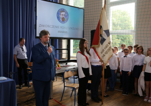 Zdjęcie grupowe uczniów i nauczycieli