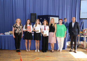 Zdjęcie grupowe uczniów i nauczycieli