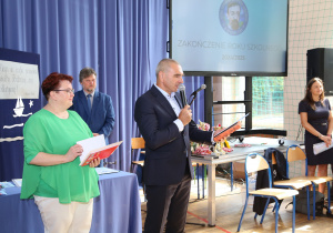 Zdjęcie grupowe uczniów i nauczycieli