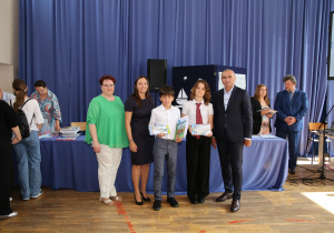 Zdjęcie grupowe uczniów i nauczycieli