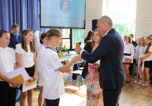 Zdjęcie grupowe uczniów i nauczycieli