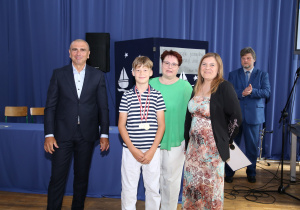 Zdjęcie grupowe uczniów i nauczycieli