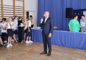 Zdjęcie grupowe uczniów i nauczycieli