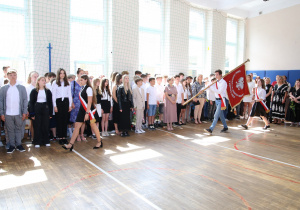 Zdjęcie grupowe uczniów i nauczycieli