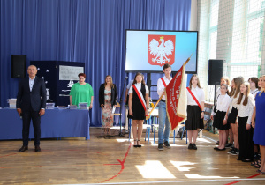 Zdjęcie grupowe uczniów i nauczycieli