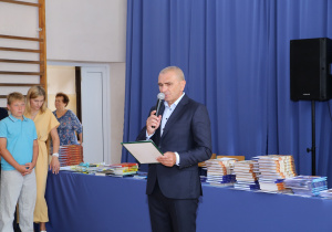 Zdjęcie grupowe uczniów i nauczycieli