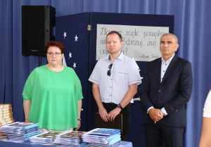 Zdjęcie grupowe uczniów i nauczycieli