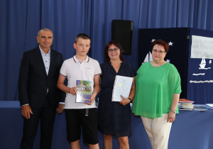 Zdjęcie grupowe uczniów i nauczycieli