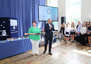 Zdjęcie grupowe uczniów i nauczycieli