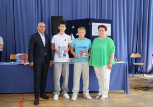 Zdjęcie grupowe uczniów i nauczycieli