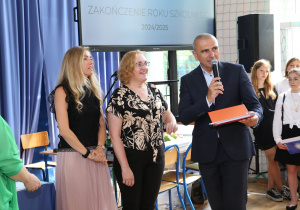 Zdjęcie grupowe uczniów i nauczycieli