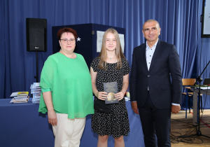 Zdjęcie grupowe uczniów i nauczycieli