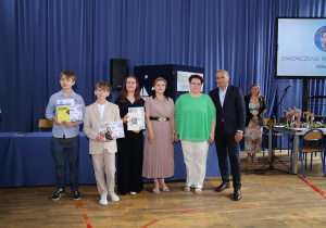 Zdjęcie grupowe uczniów i nauczycieli