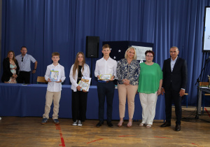 Zdjęcie grupowe uczniów i nauczycieli