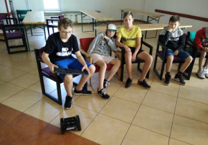 Uczniowie sterujący robotami