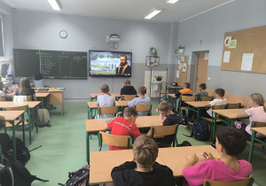 Uczniowie w sali lekcyjnej w czasie narodowego czytania.