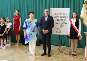 Uczniowie i nauczyciele w czasie uroczystości na sali gimnastycznej