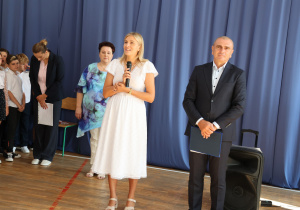 Uczniowie i nauczyciele w czasie uroczystości na sali gimnastycznej