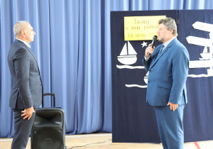 Uczniowie i nauczyciele w czasie uroczystości na sali gimnastycznej